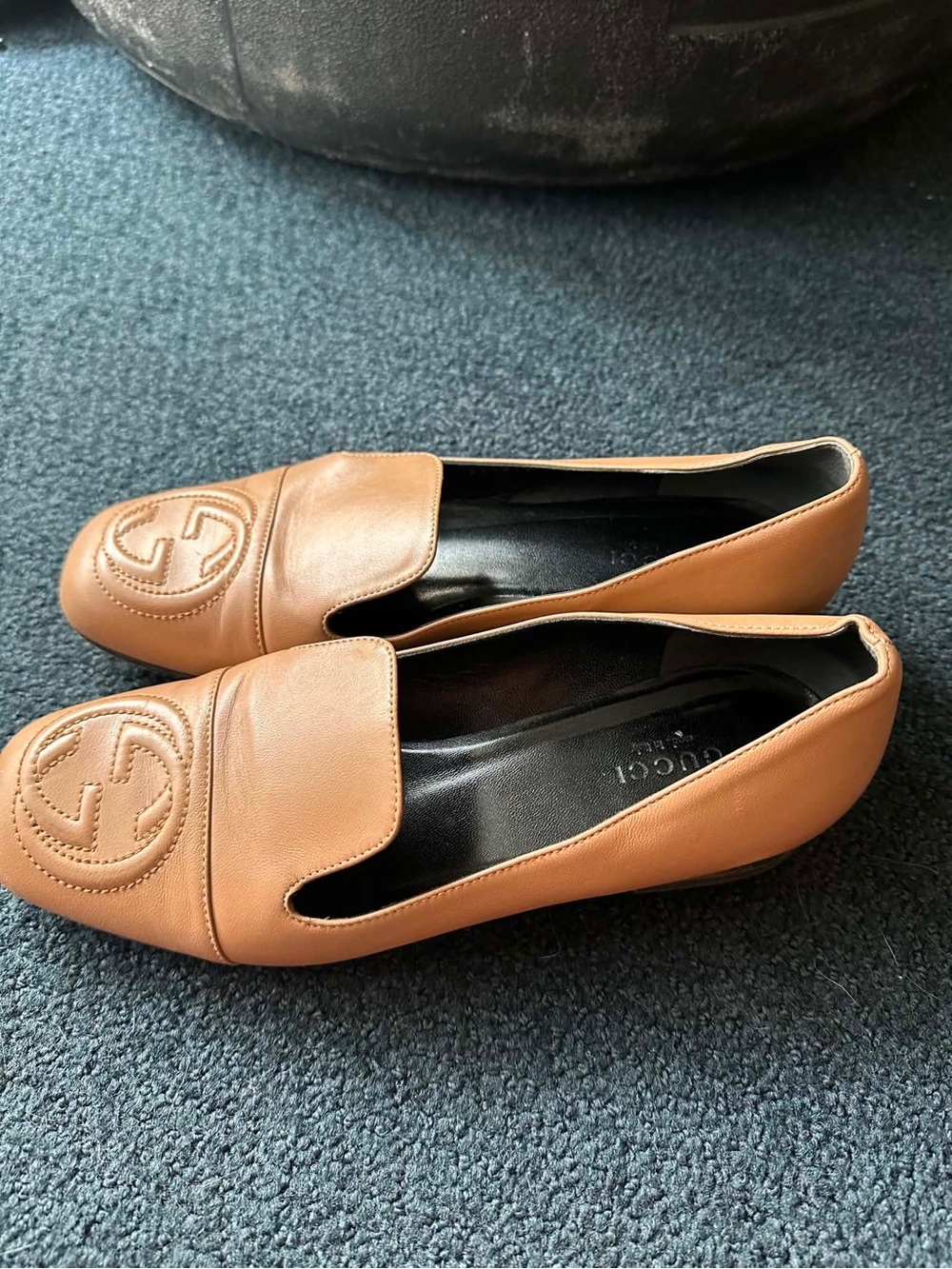 Gucci Women's Tan Leather Loafers with Signature Logo - Picture 2 of 11